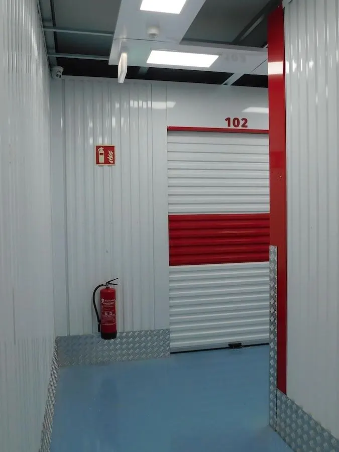 Weiß rote Tür zum Lagerraum